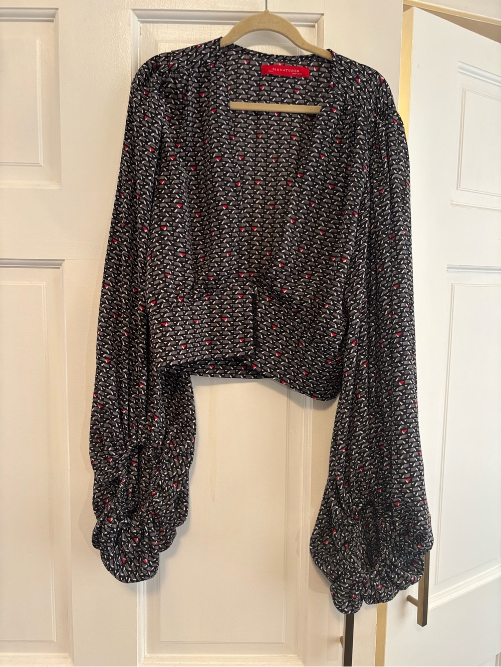 Signature8 Black Printed Long-Sleeve Cropped Blouse with Balloon Sleeves and red